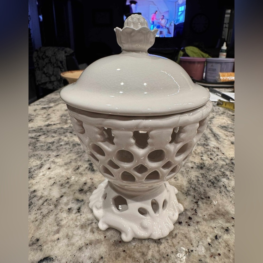 Elegant White Ceramic Lidded Vase 1 chip see lid - 6in tall